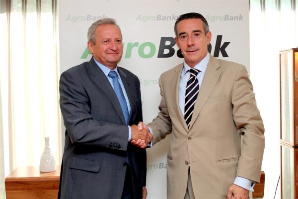 CaixaBank y la Organización Interprofesional del Vino de España renuevan su acuerdo
