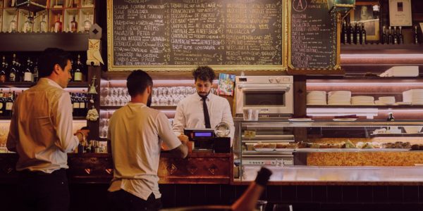 Historias para reír en un bar de vinos, la nueva acción de promoción de OIVE