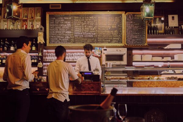 Historias para reír en un bar de vinos, la nueva acción de promoción de OIVE