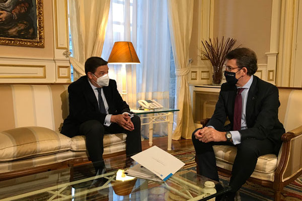 Luis Planas ha manifestado que Galicia tiene una agricultura familiar y profesional que está en el epicentro de lo que será la aplicación de la nueva PAC en España
