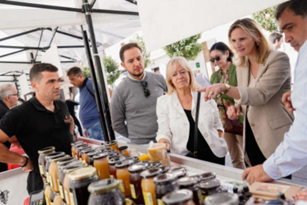 La Comunidad de Madrid celebra el X aniversario del mercado itinerante para la promoción de alimentos locales