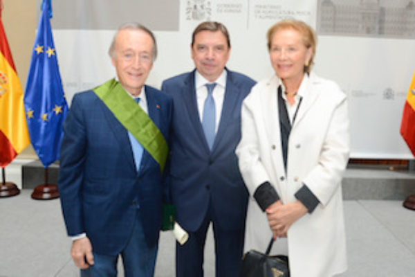 Miguel A. Torres, presidente de Familia Torres, condecorado con la Gran Cruz al Mérito Alimentario