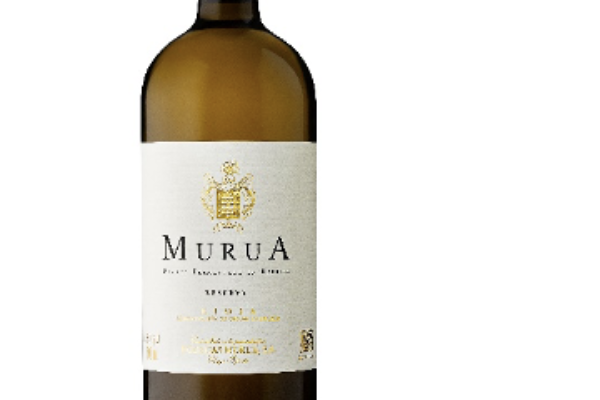 Murua muestra en una cata vertical triangular su exclusivo vino blanco fermentado en barrica