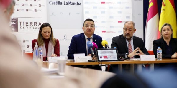 Francisco Martínez Arroyo firma un convenio en materia de vino con el rector de la Universidad de Castilla-La Mancha