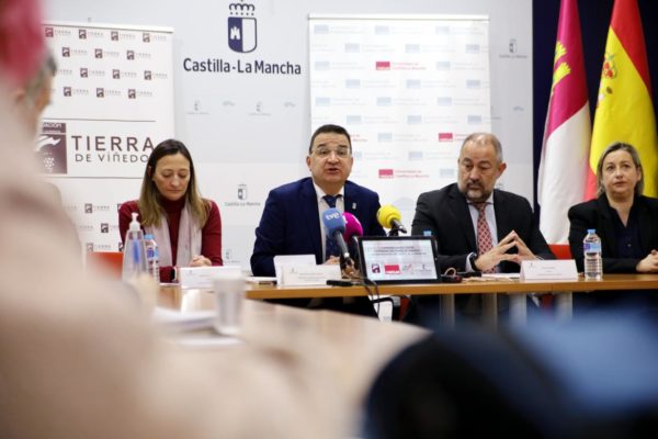 Francisco Martínez Arroyo firma un convenio en materia de vino con el rector de la Universidad de Castilla-La Mancha