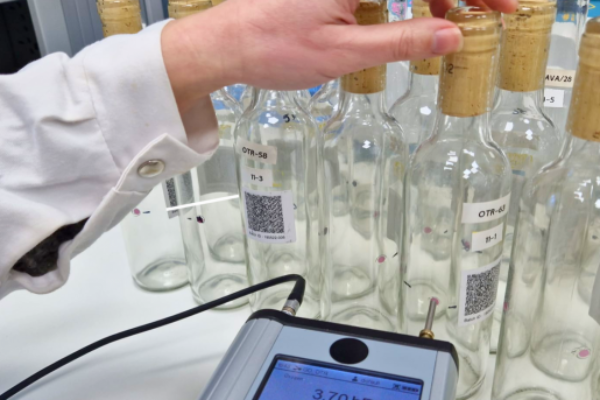 Un proyecto del ICSuro determina la relevancia del proceso productivo de los tapones de corcho en su permeabilidad e influencia en la evolución del vino