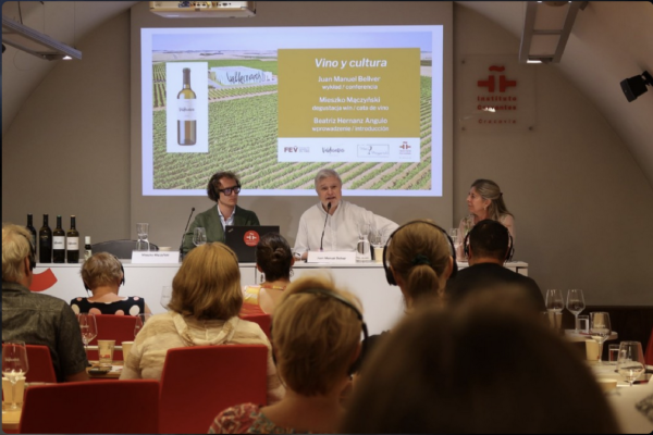 La cuarta edición del ciclo de catas culturales de vino impulsadas por la FEV y el Instituto Cervantes se inició en Polonia
