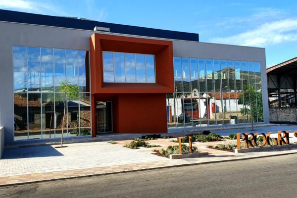 Cooperativa El Progreso embotella ya sus vinos blancos y encara la recta final de la vendimia