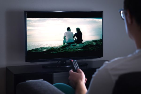 Nielsen revela que la mayoría de los consumidores evitan los anuncios en podcasts, streaming y plataformas de TV en directo