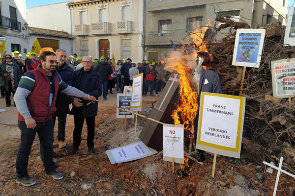 Cientos de agricultores arrancan las protestas con una ‘hoguera del vino’ en Utiel-Requena contra “el plan de Bruselas para matarnos”