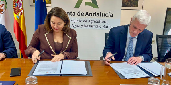 Junta y Agroseguro firman un convenio para incentivar la contratación de seguros agrarios