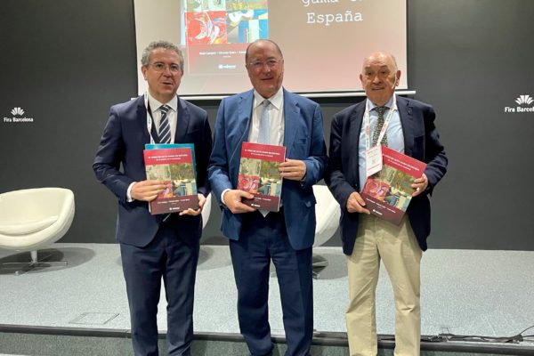 Carlos Moro presenta el libro del que es coautor sobre vinos de alta gama