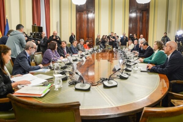 Luis Planas presenta un paquete de medidas para agricultores y ganaderos
