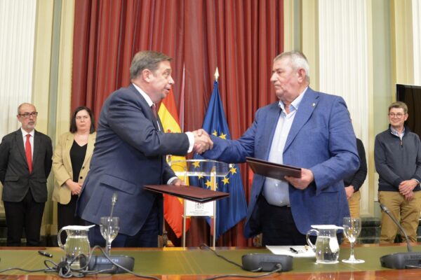 Luis Planas firma con UPA el acuerdo sobre las 43 medidas de respuesta del Gobierno a las inquietudes de agricultores