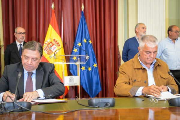 Luis Planas firma con Unión de Uniones el acuerdo sobre las 43 medidas de respuesta del Gobierno a las inquietudes de agricultores y ganaderos