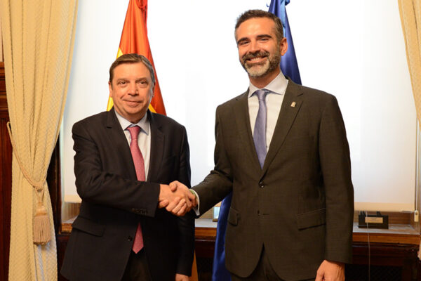 Fernández-Pacheco entrega un documento a Planas con las principales demandas del campo andaluz