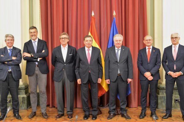 Luis Planas refuerza su compromiso con el sector del vino y destaca el trabajo conjunto por la promoción de explotaciones y bodegas