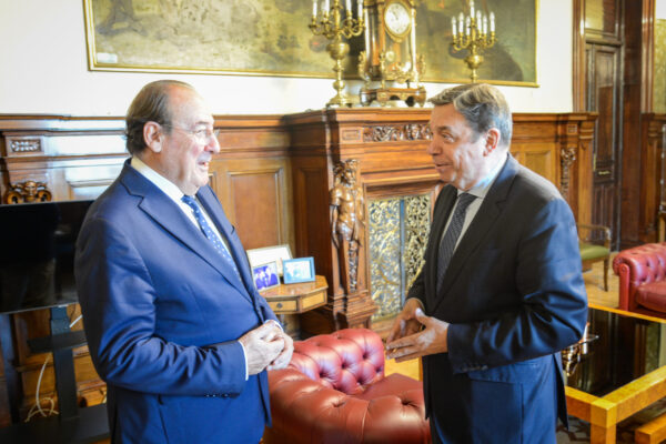 Luis Planas analiza con el presidente de SAECA las líneas de avales y financiación para empresas y profesionales