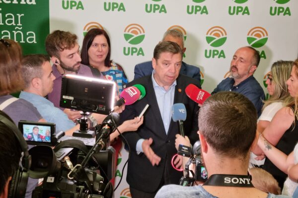 Luis Planas anuncia que el Gobierno abrirá un debate sectorial para elaborar una ley de agricultura familiar “realista y ambiciosa”