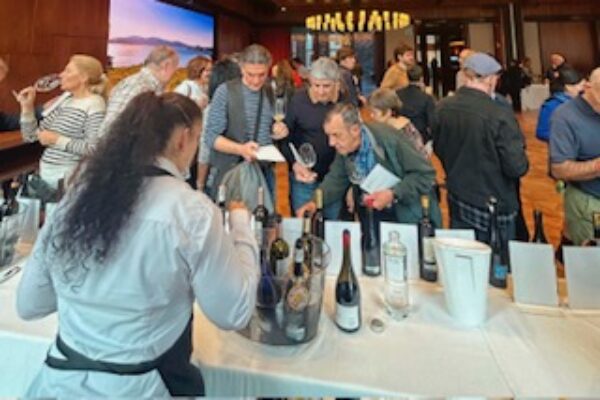 El II Salón Rías Baixas de Colección atrajo la atención de numerosos madrileños amantes de los vinos y profesionales del sector