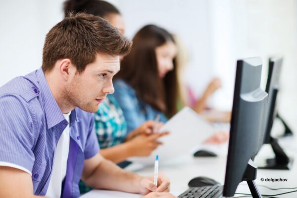 Castilla y León actualiza el currículo de sus cursos de incorporación a la empresa agraria para potenciar el contacto con el sector y la digitalización