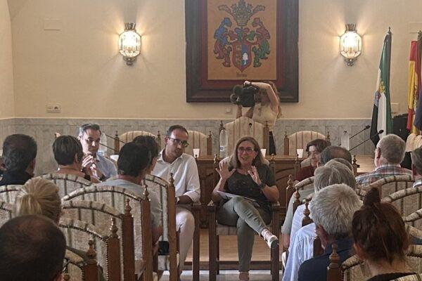 El Gobierno de Extremadura valora con alcaldes, agricultores y ganaderos de Hervás y comarca los daños causados por los incendios