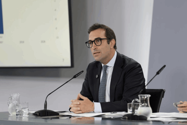 El Gobierno eleva al 2,7% la previsión de crecimiento para este año