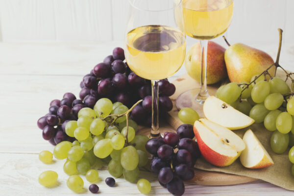 Castilla-La Mancha investiga nuevas bebidas a base de vino con frutas y subproductos hasta 2026