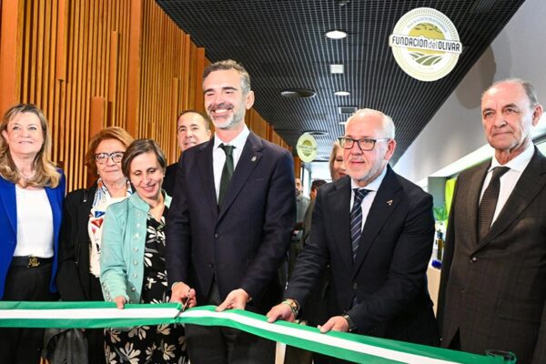 El consejero de Agricultura destaca en Expoliva el avance del sector del olivar y sus 3.400 millones en exportaciones