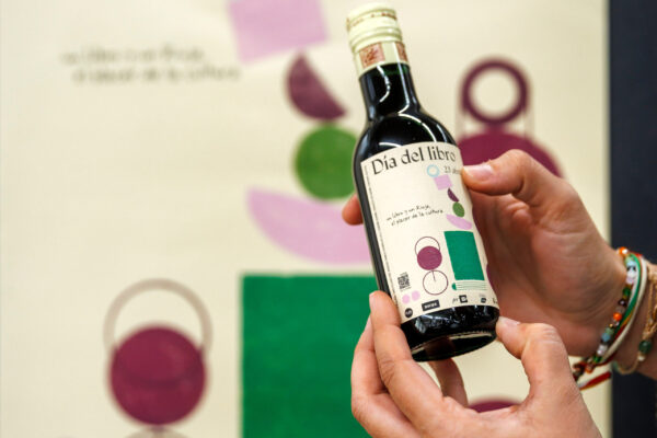 La Rioja celebra el Día del Libro con vino: 3.200 botellines para fomentar la lectura