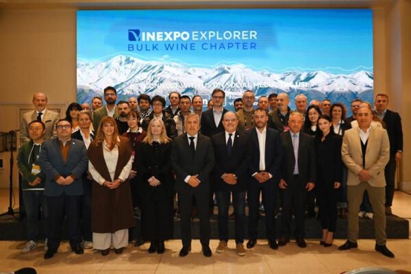 Argentina exhibe 150 millones de litros de vino a granel exportables ante compradores de cuatro continentes
