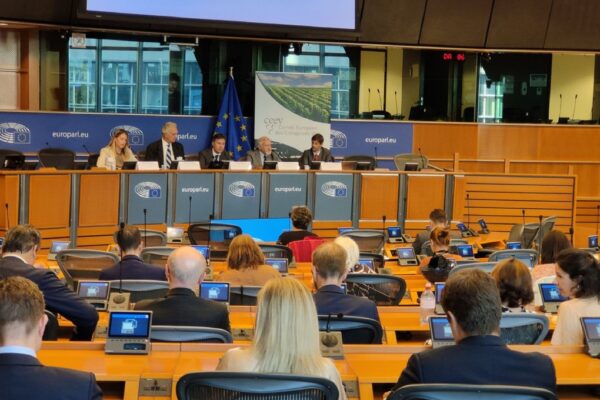 Científicos y eurodiputados reclaman que las políticas sobre vino y salud se basen en la evidencia científica
